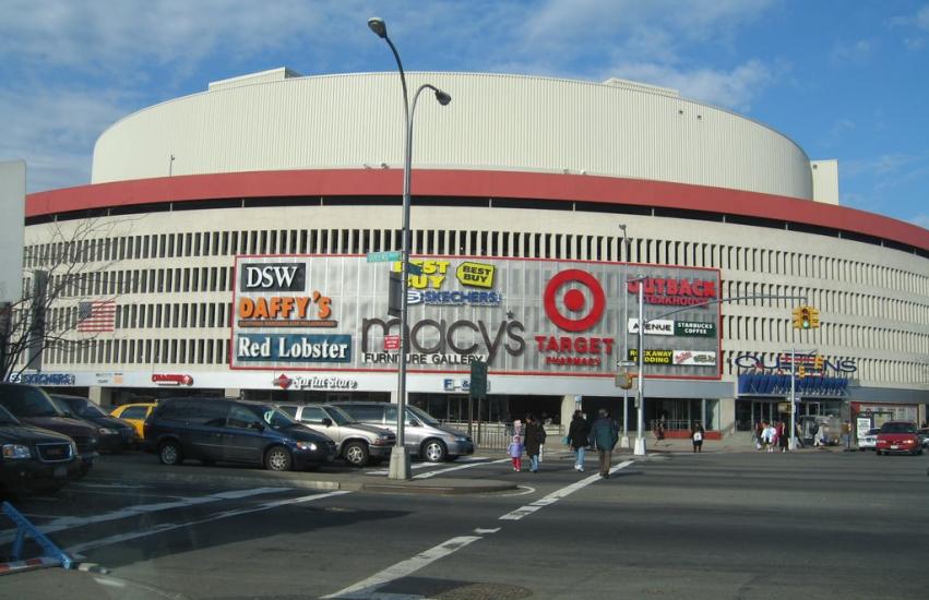 Queens Center Mall Outside image